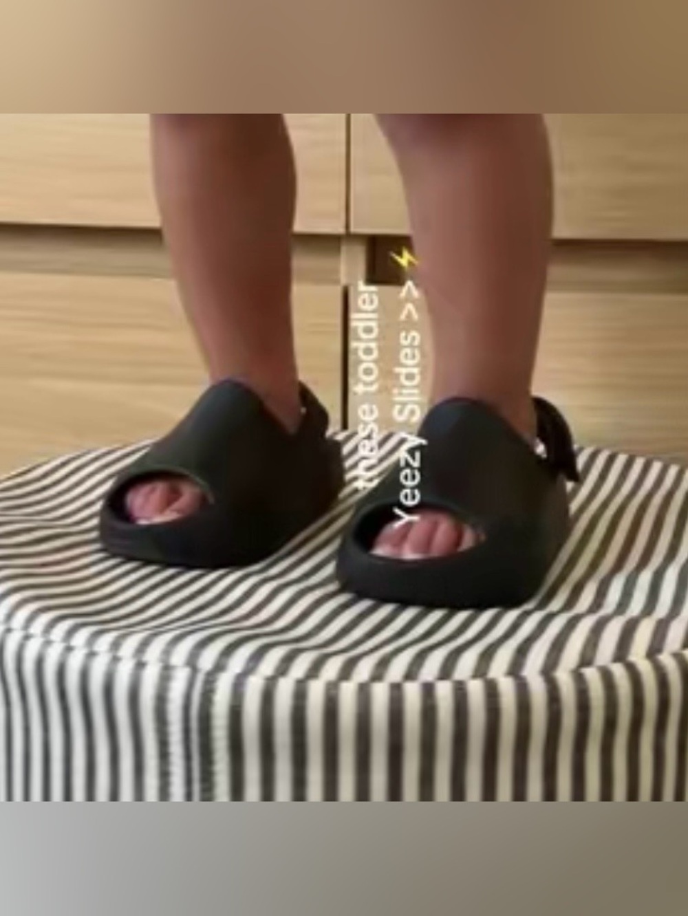 Adidas Yeezy Slide/Sandals Infant/Toddler Size 6K Dark Onyx (Black/Gray)
